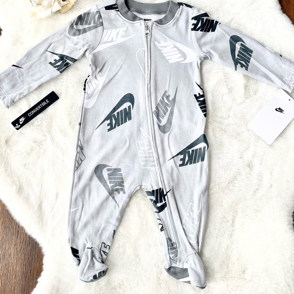New with tags BABY NIKE LOGO ZIP FOOTED SLEEP & PLAY PAJAMAS GRAY. Logo on foot - Picture 2 of 9